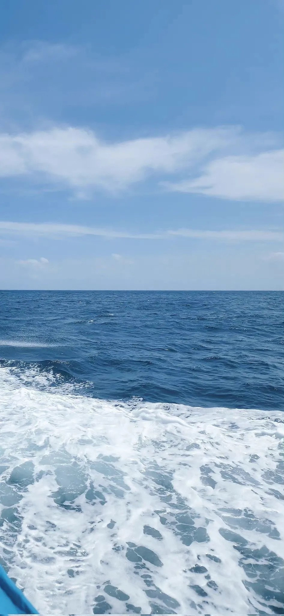 蓝色梦幻大海壁纸，治愈系心灵港湾的绝美风光