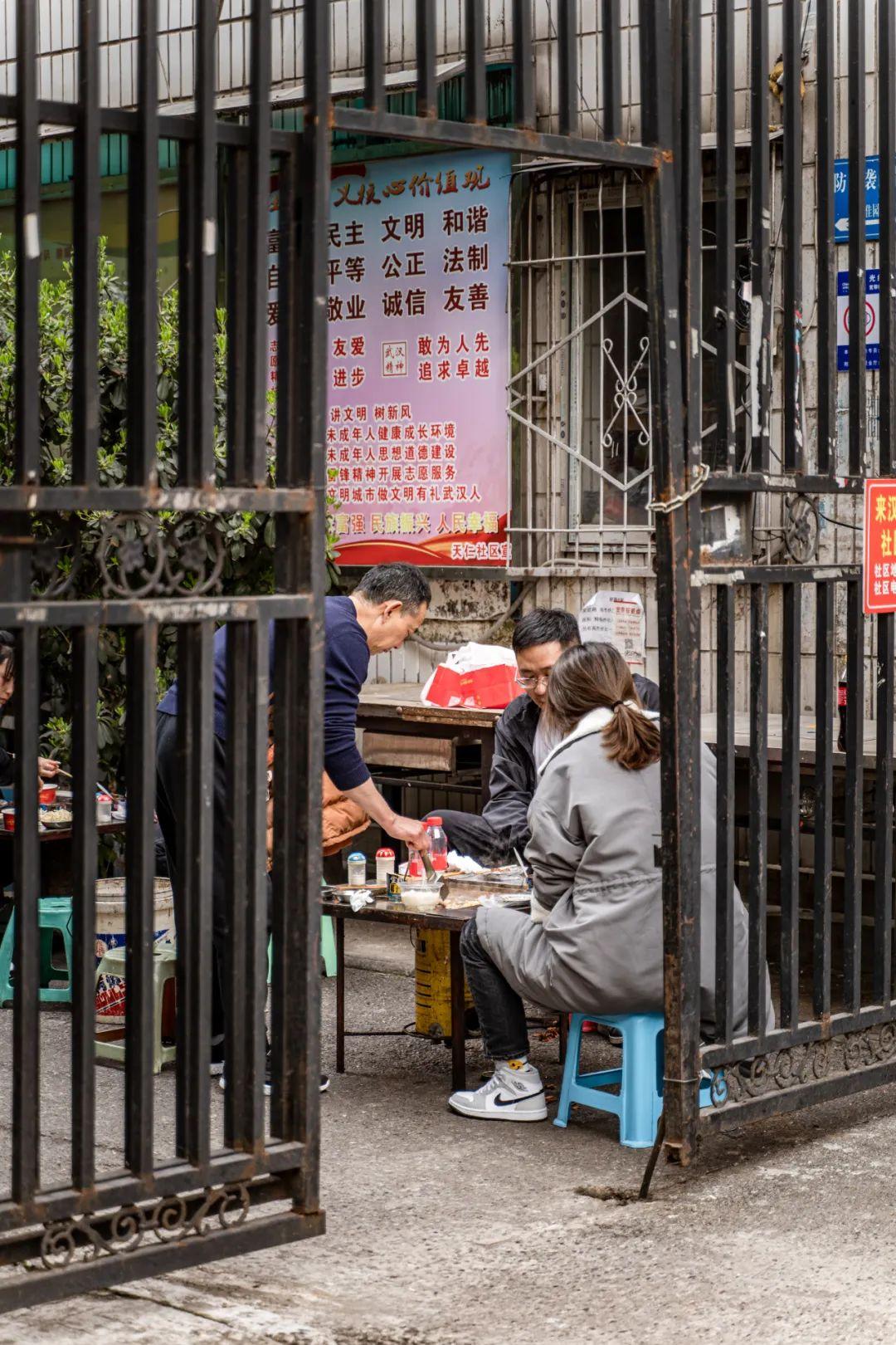 武汉疫情，封城与抗疫的艰难历程