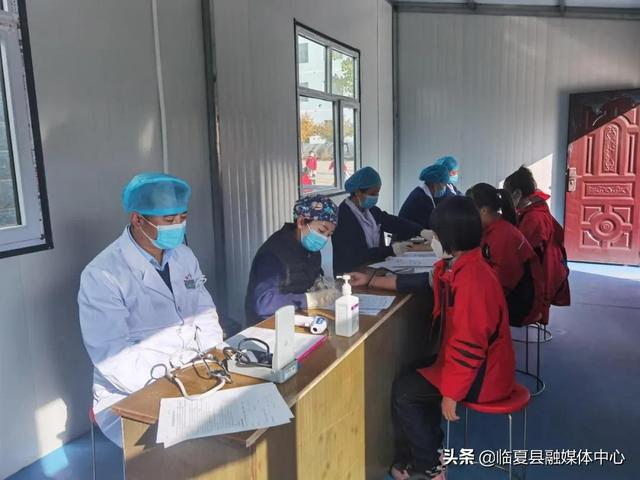 白衣战士的赞歌，新冠疫情中的医护人员光辉