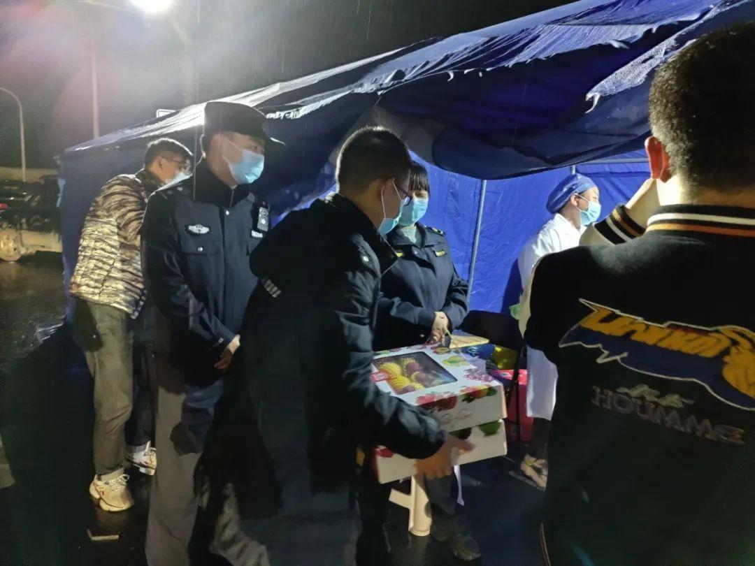 疫情中的温暖之光，25个感人故事集锦