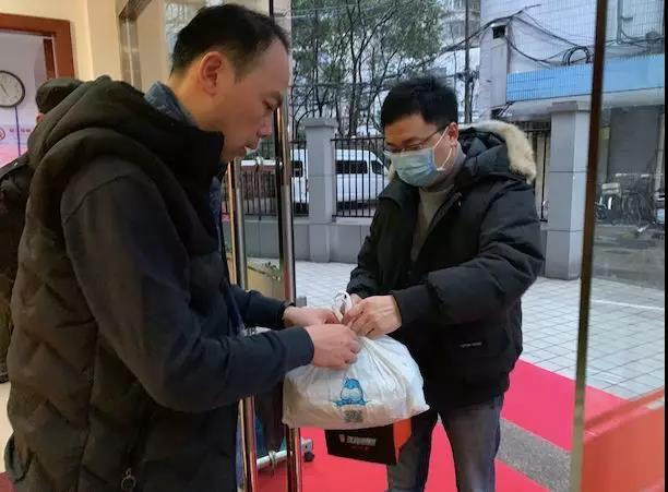 疫情中的温暖光芒，感人至深的故事传递希望与力量