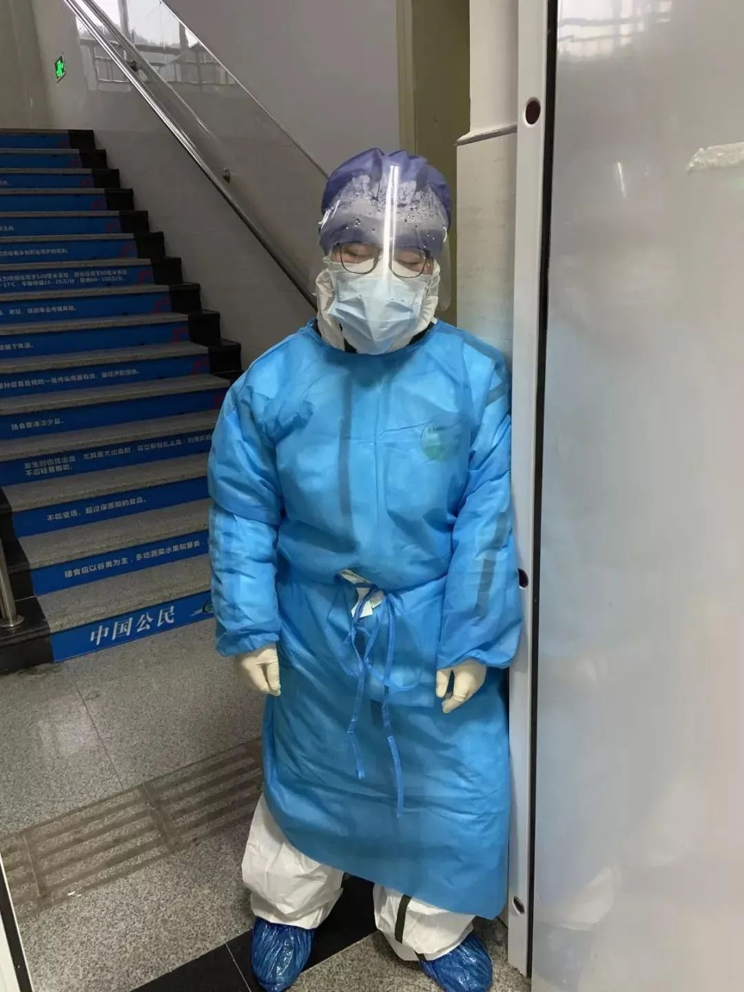 疫情下的温暖瞬间，那些触动人心的图片