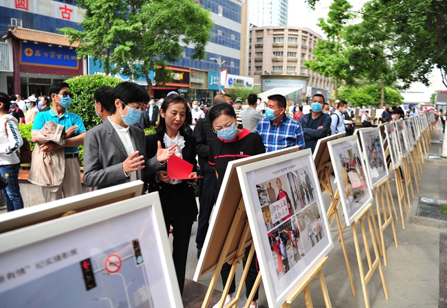 疫情下的温情画卷，那些感人至深的瞬间