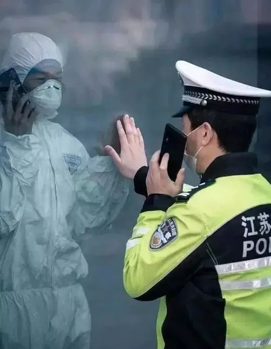 疫情中的温暖守望，2020年那些令人感动的站岗瞬间