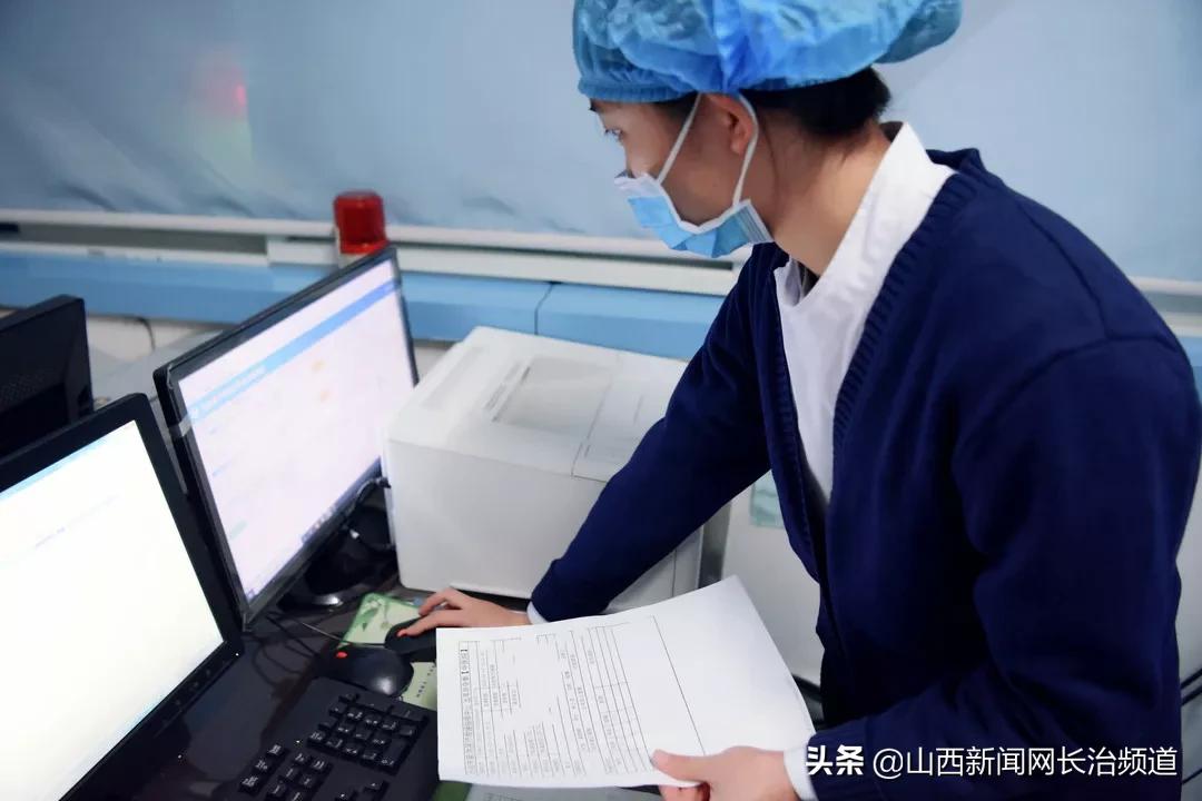 隔着玻璃的守望，武汉疫情中的情侣故事