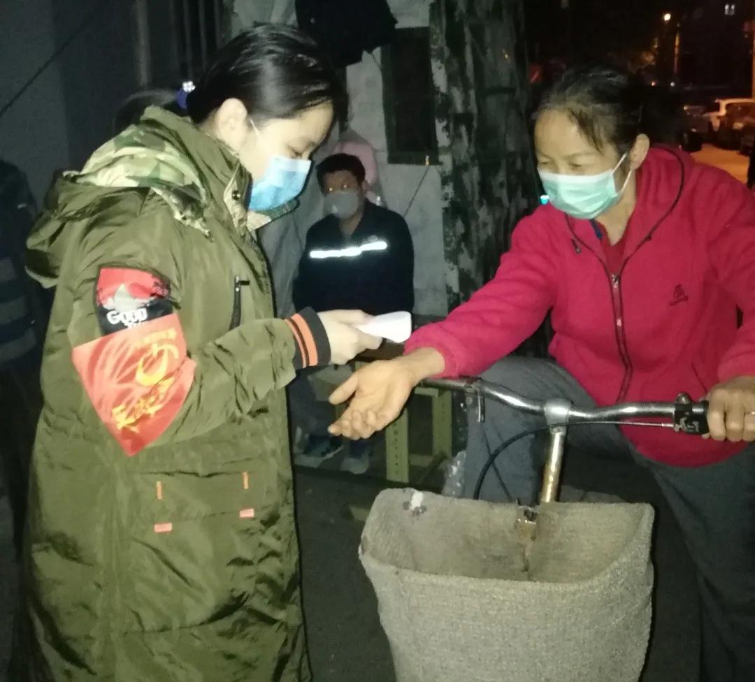 疫情中的温暖瞬间，一幕令人动容的感人故事