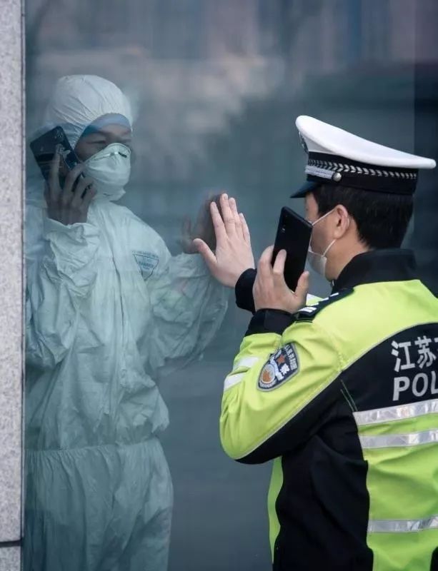 疫情下的温暖瞬间，感动图片传递人间温情