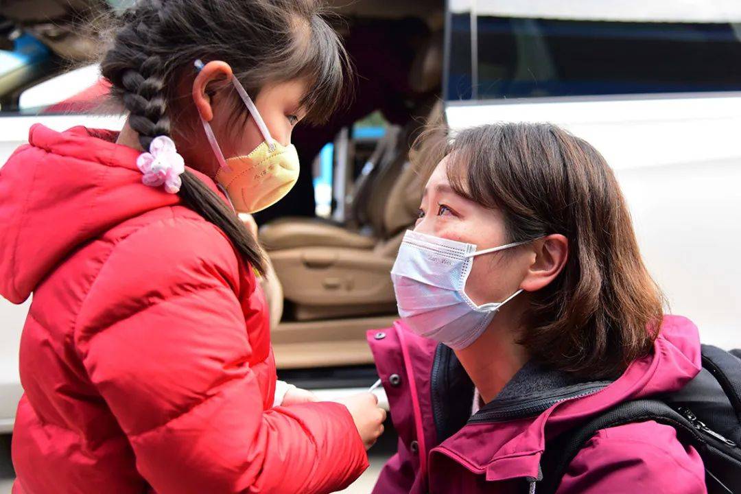 疫情下的温暖与希望，感人图片见证人间真情
