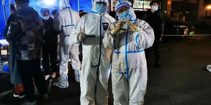 白衣执甲，情系苍生，抗疫前线的感人故事