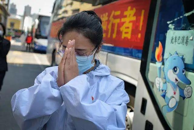 白衣执甲，抗疫英雄归家路上的温暖篇章