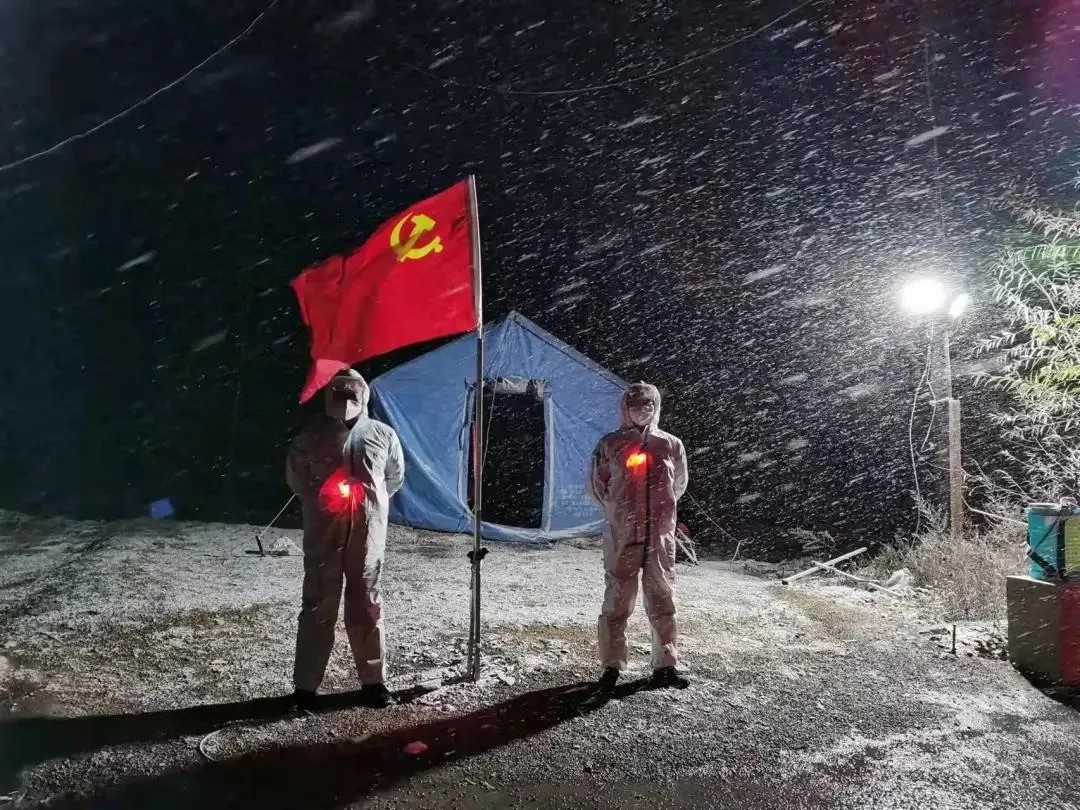夜幕下的温暖守望，疫情期间难忘的瞬间