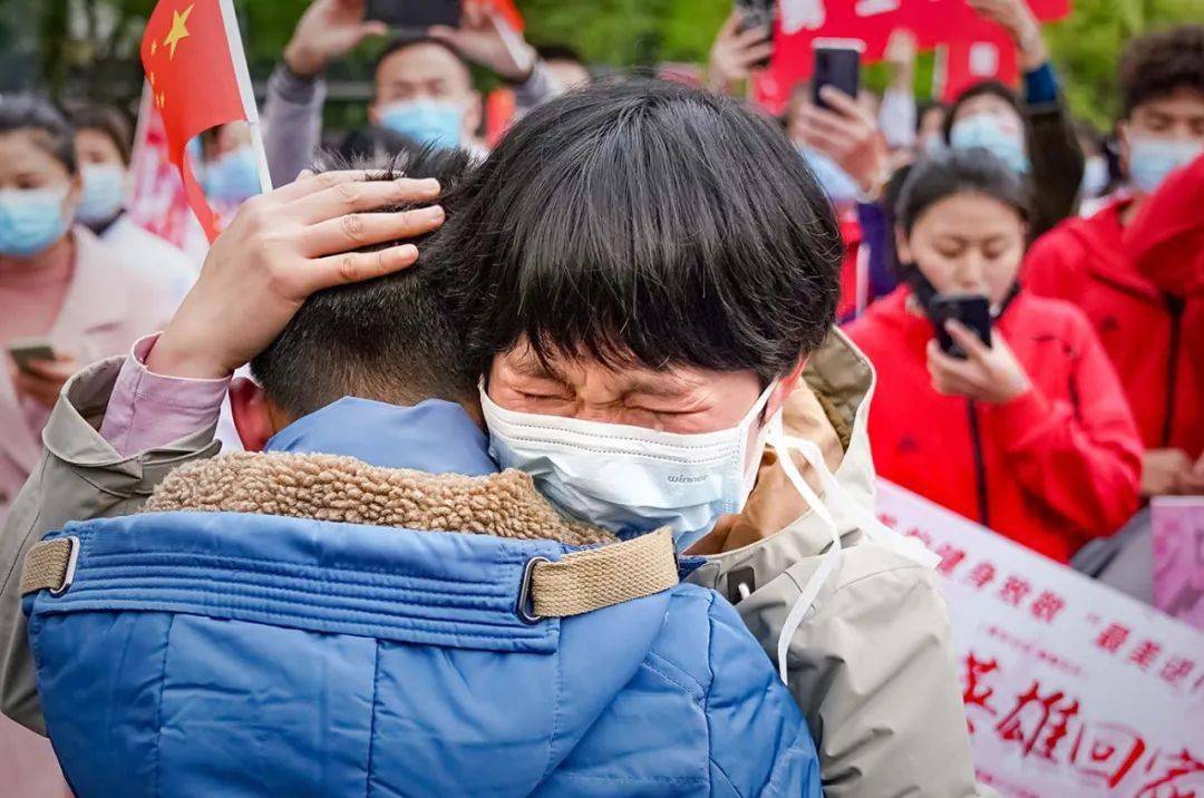 定格历史，铭记温情，抗击疫情中最感人的六个瞬间